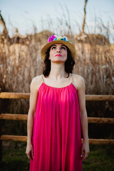 Beautiful woman with straw hat — Stock Photo, Image