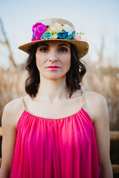 Красивая женщина в соломенной шляпе — стоковое фото