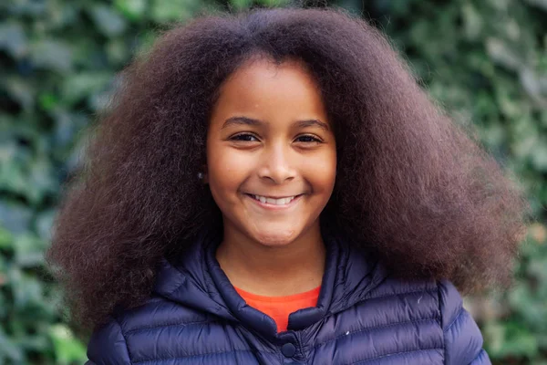 Menina com cabelos longos afro — Fotografia de Stock