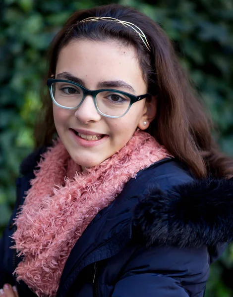 Дівчина-підліток з шарфом — стокове фото