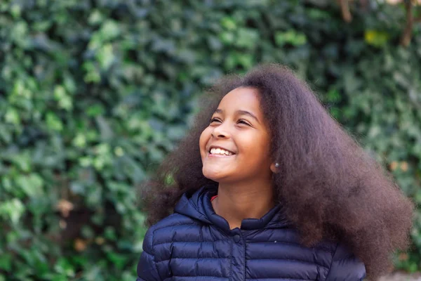 Дівчина з довгим афро волоссям — стокове фото