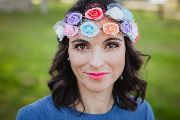 Vrouw met bloemen krans — Stockfoto