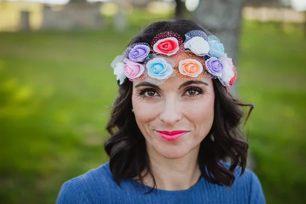 Vrouw met bloemen krans — Stockfoto