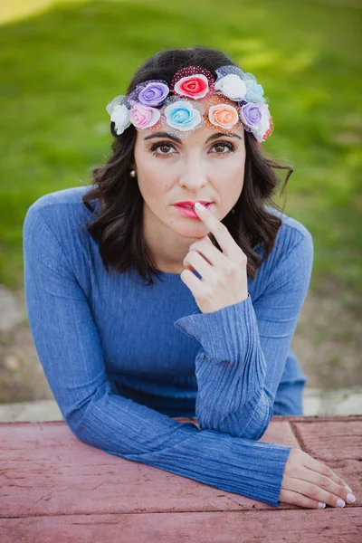 Mulher com coroa floral — Fotografia de Stock