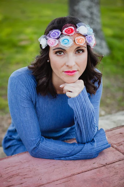 Mujer con corona floral — Foto de Stock