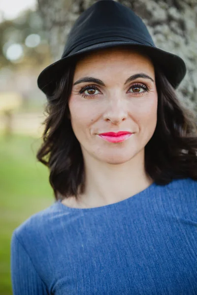 Jeune femme élégante avec chapeau noir — Photo