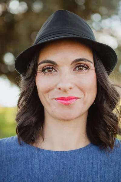 Jeune femme élégante avec chapeau noir — Photo