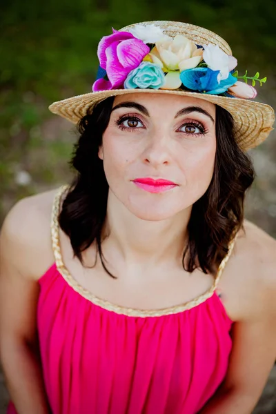 Krásná žena s slaměný klobouk — Stock fotografie