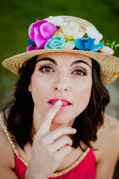 Hermosa mujer con sombrero de paja —  Fotos de Stock