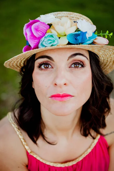 Hermosa mujer con sombrero de paja —  Fotos de Stock