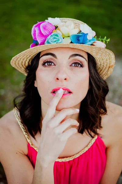 Mulher bonita com chapéu de palha — Fotografia de Stock