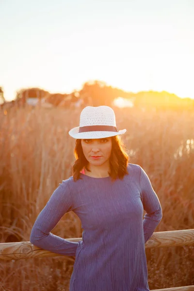 Hermosa mujer en sombrero de paja — Foto de Stock