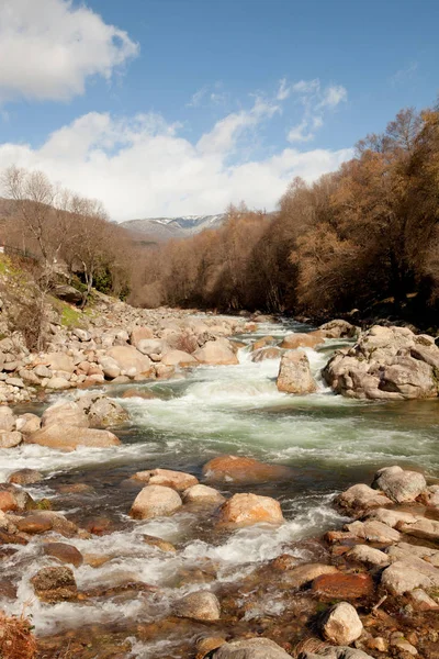 Río de montaña rápido Imagen De Stock