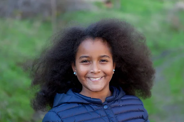 Bella ragazza con i capelli afro — Foto Stock