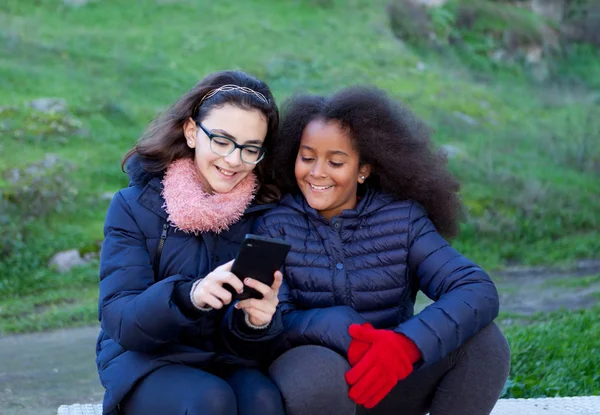 Two girls with smartphone — Stock Photo, Image