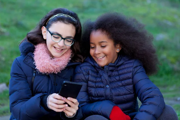 Two girls with smartphone — Stock Photo, Image