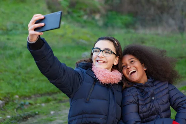 Two girls making selfie — Stock Photo, Image