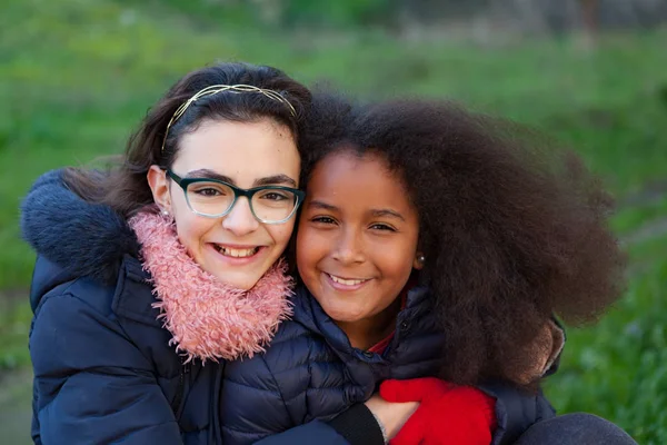 Due ragazze felici nel parco — Foto Stock