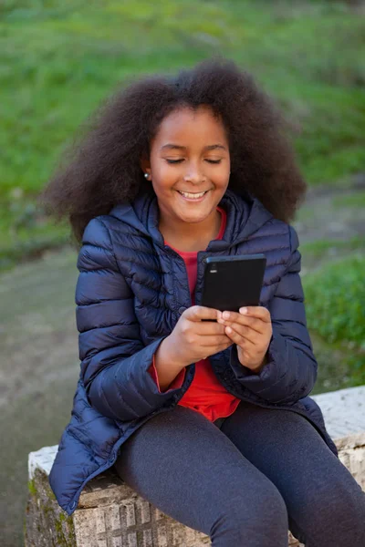 Afrikaanse meisje met smartphone — Stockfoto