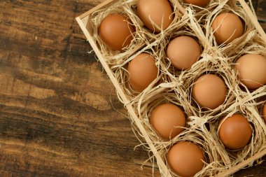 Ahşap kutu içinde çiğ yumurta