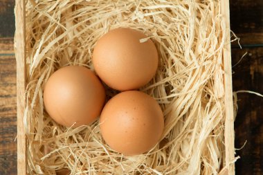 Ahşap kutu içinde çiğ yumurta