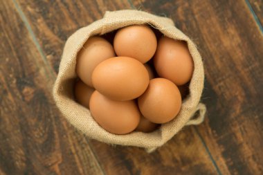 çuval içinde çiğ yumurta