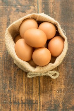 çuval içinde çiğ yumurta