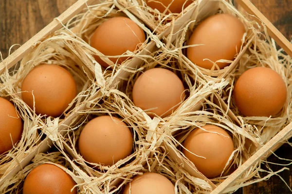 Ωμά αυγά σε ξύλινο κουτί — Φωτογραφία Αρχείου