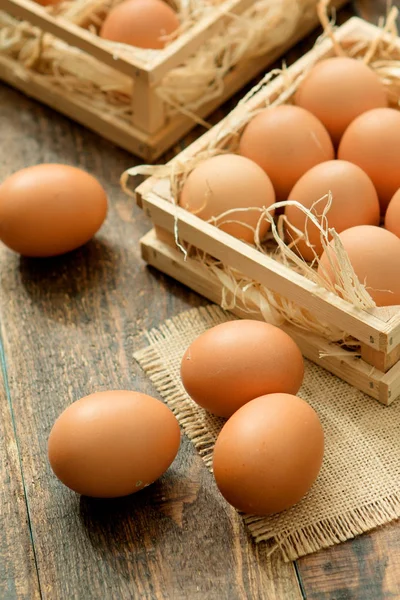 Ovos crus em caixas de madeira — Fotografia de Stock