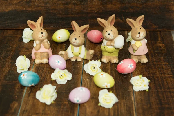 Coniglietti pasquali e uova colorate — Foto Stock