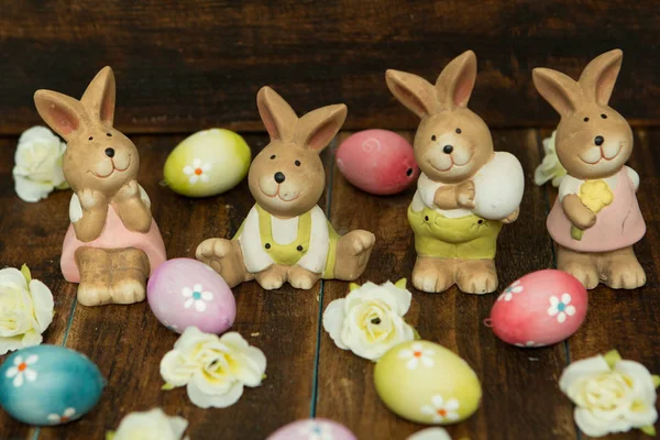 Pasen konijntjes en kleurrijke eieren — Stockfoto