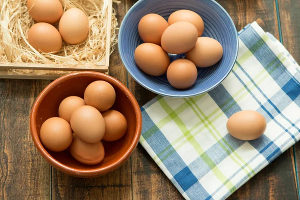 Ωμά αυγά σε μπολ — Φωτογραφία Αρχείου