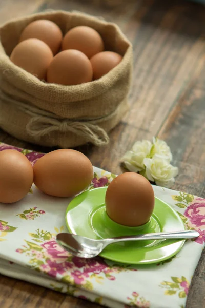 Ontbijt met eieren op servet Rechtenvrije Stockafbeeldingen