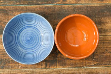 Boş turuncu ve mavi kase