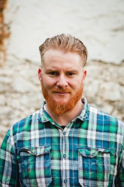 Kırmızı sakallı yakışıklı adam