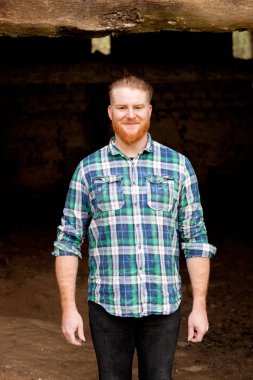 Kırmızı sakallı yakışıklı adam