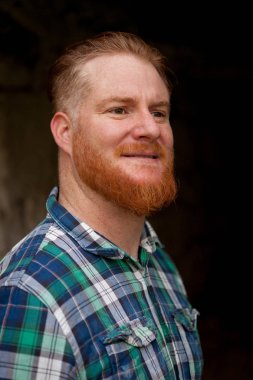 Kırmızı sakallı yakışıklı adam