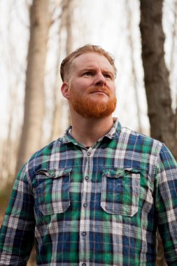 Kırmızı sakallı yakışıklı adam