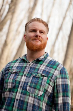 Kırmızı sakallı yakışıklı adam