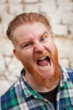 duygusal kırmızı sakallı adam