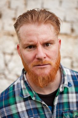 duygusal kırmızı sakallı adam