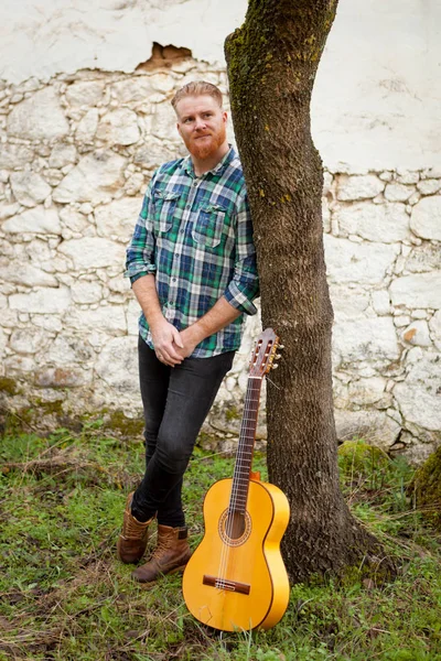 Redhead bearded man with guitar — Stock Photo, Image