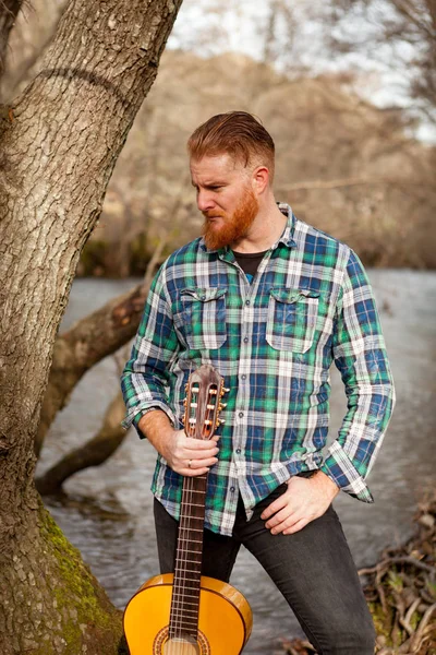 Redhead bearded man with guitar — Stock Photo, Image