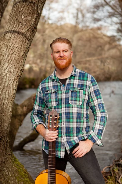 Redhead bearded man with guitar — Stock Photo, Image