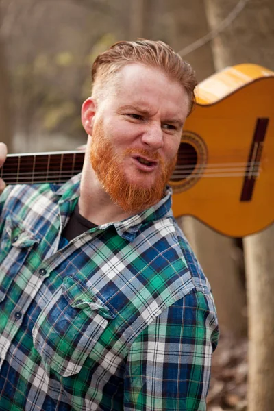 Roodharige bebaarde man met gitaar — Stockfoto