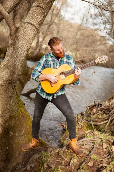 Roodharige bebaarde man met gitaar — Stockfoto