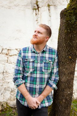 Kırmızı sakallı yakışıklı adam