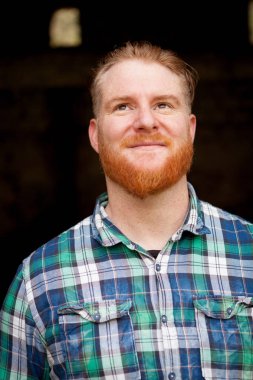 Kırmızı sakallı yakışıklı adam