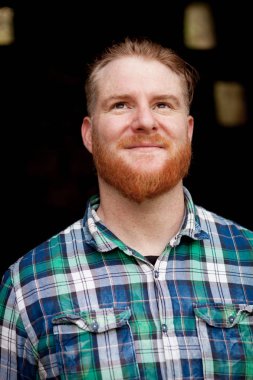 Kırmızı sakallı yakışıklı adam