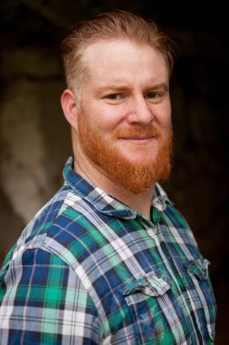 Kırmızı sakallı yakışıklı adam